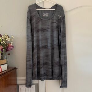 •Under Armour Women’s Gray Camo Athletic Longsleeve•